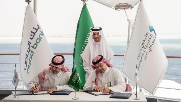 Representatives from Saudi Tourism Development Fund and Riyadh Bank sign a deal in the presence of Saudi Arabia’s Tourism minister Ahmed al Khateeb.