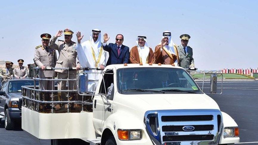 Egypt’s President Sisi (C), accompanied by Abu Dhabi Crown Prince Sheikh Mohammed bin Zayed