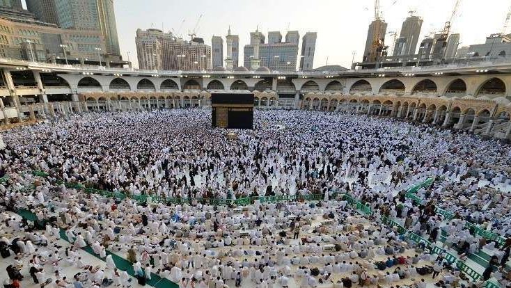 الحج السعودية تؤكد استمرار تعليق العمرة وزيارة الأماكن المقدسة
