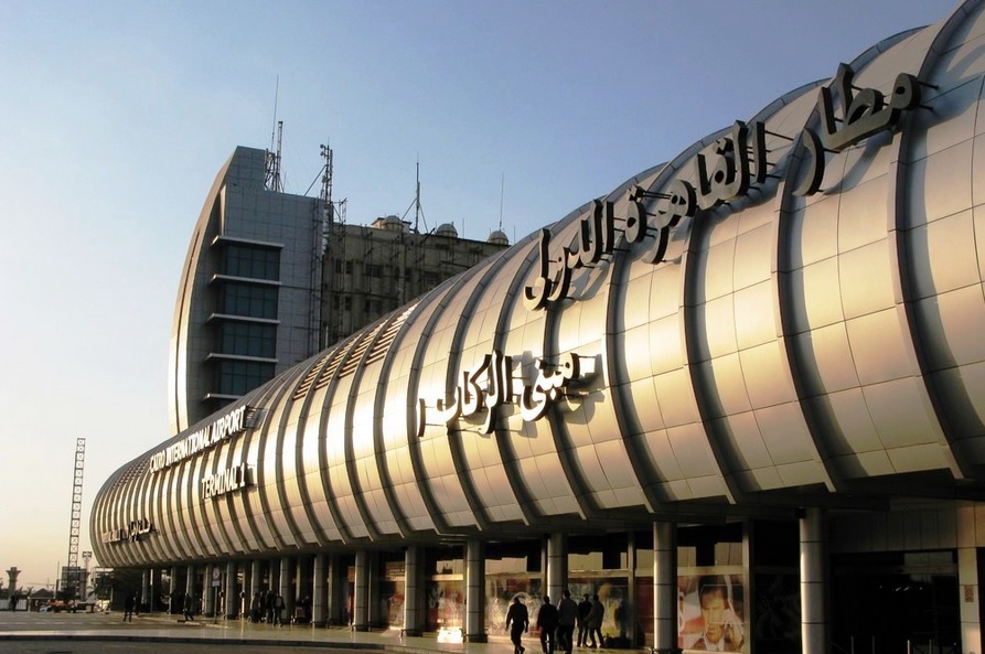 مطار القاهرة يحظر دخول الأجانب بدون تحليل "بي سي ار"