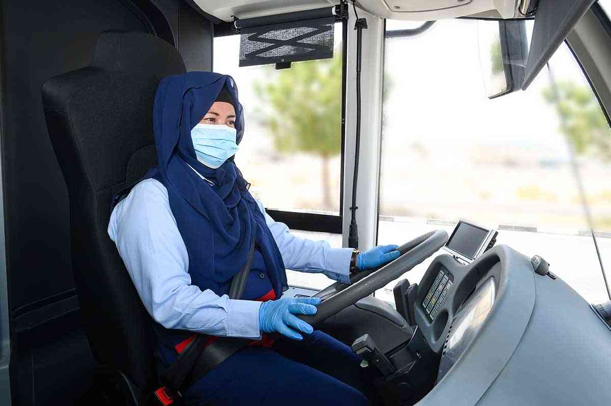 دبي تُوَظِّفُ سائقات في خطوطها الداخلية للحافلات العامة