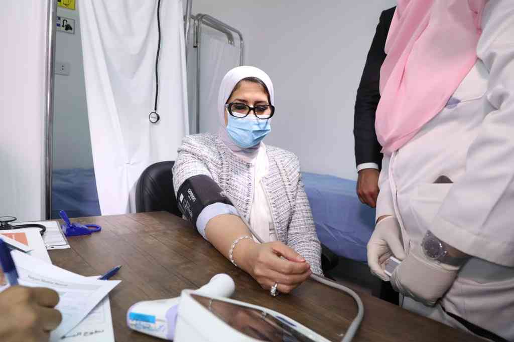 وزيرة الصحة المصرية تخضع لتجارب لقاح كورونا