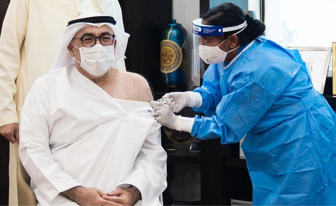 وزير الصحة الإماراتي يتلقى الجرعة الأولى من لقاح كوفيد-19