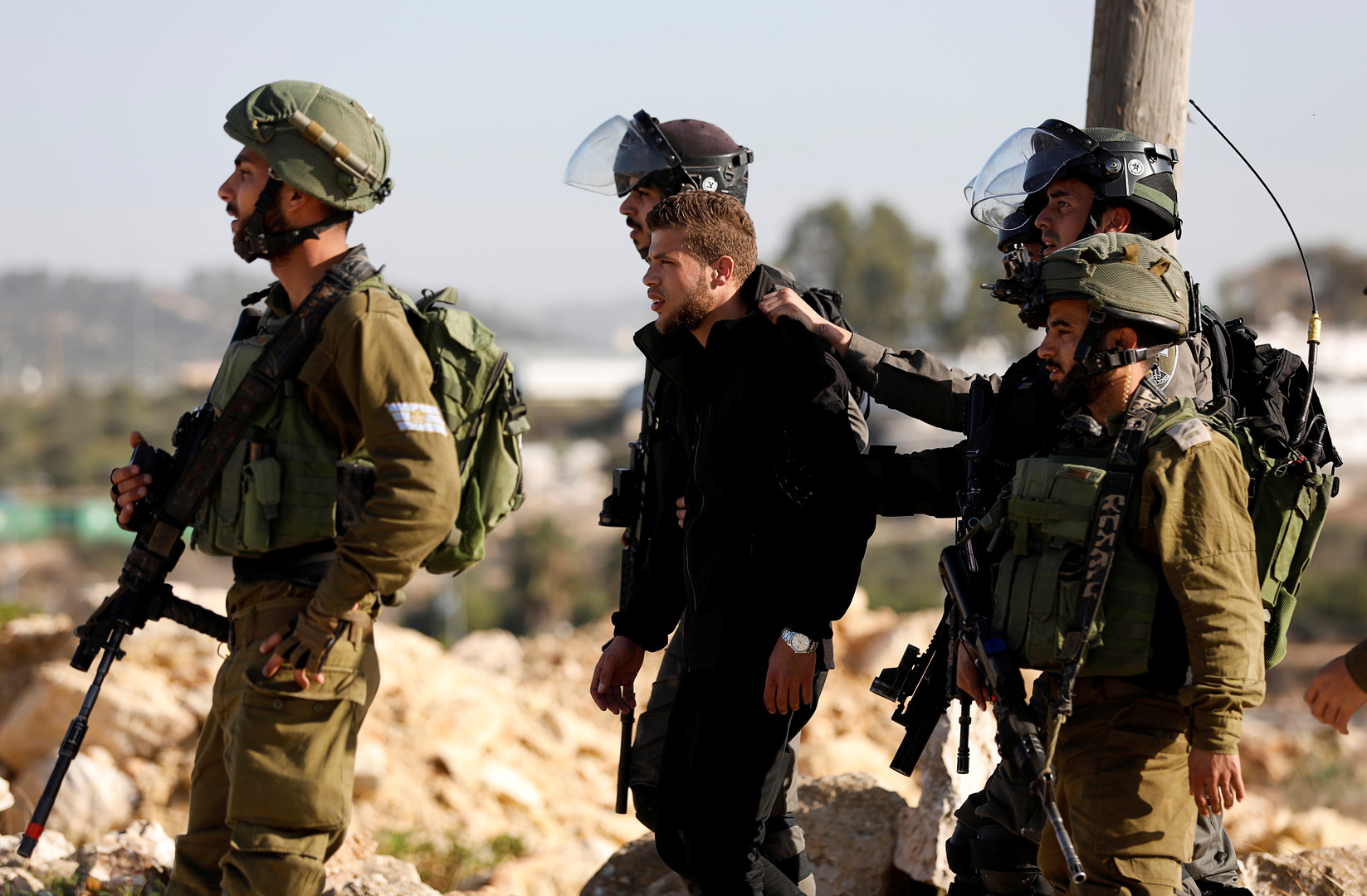 تقرير: 4400 معتقل فلسطيني في السجون الإسرائيلية منهم 170 طفلا