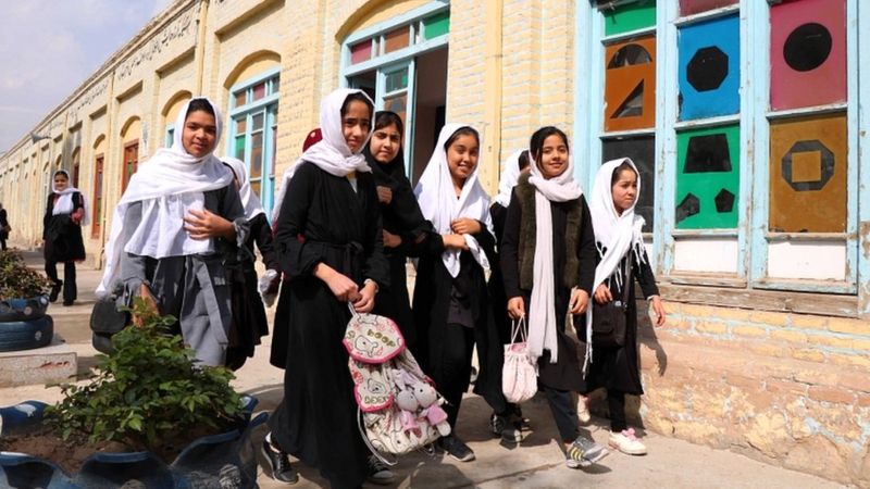 الأطفال في المدارس الأفغانية