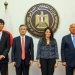وزير النقل المصري كامل الوزير ووزيرة التعاون الدولي رانيا المشاط خلال توقيع اتفاقية تمويل إنمائي مع الجانب الياباني