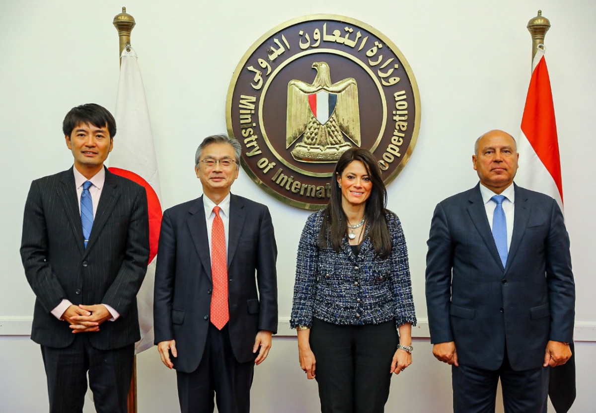 وزير النقل المصري كامل الوزير ووزيرة التعاون الدولي رانيا المشاط خلال توقيع اتفاقية تمويل إنمائي مع الجانب الياباني