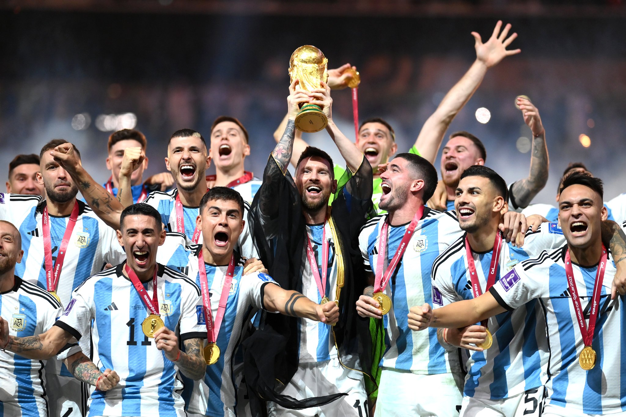 ميسي يرفع كأس العالم